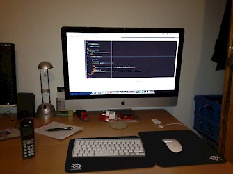 Arbeitsplatz zu Hause mit iMac